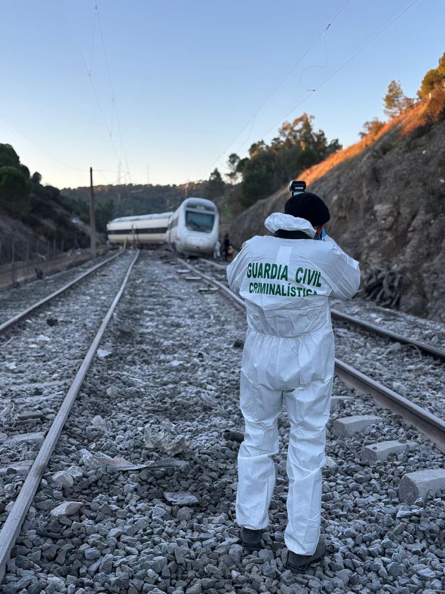 Expertos de la Guardia Civil investigan las causas del descarrilamiento de dos trenes en Adamuz (Guardia Civil)