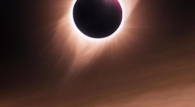 Usar gafas homologadas, evitar desplazamientos y protegerse del calor, consejos de la Generalitat para observar el eclipse de forma segura