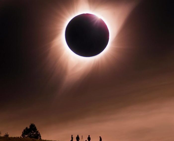 Usar gafas homologadas, evitar desplazamientos y protegerse del calor, consejos de la Generalitat para observar el eclipse de forma segura