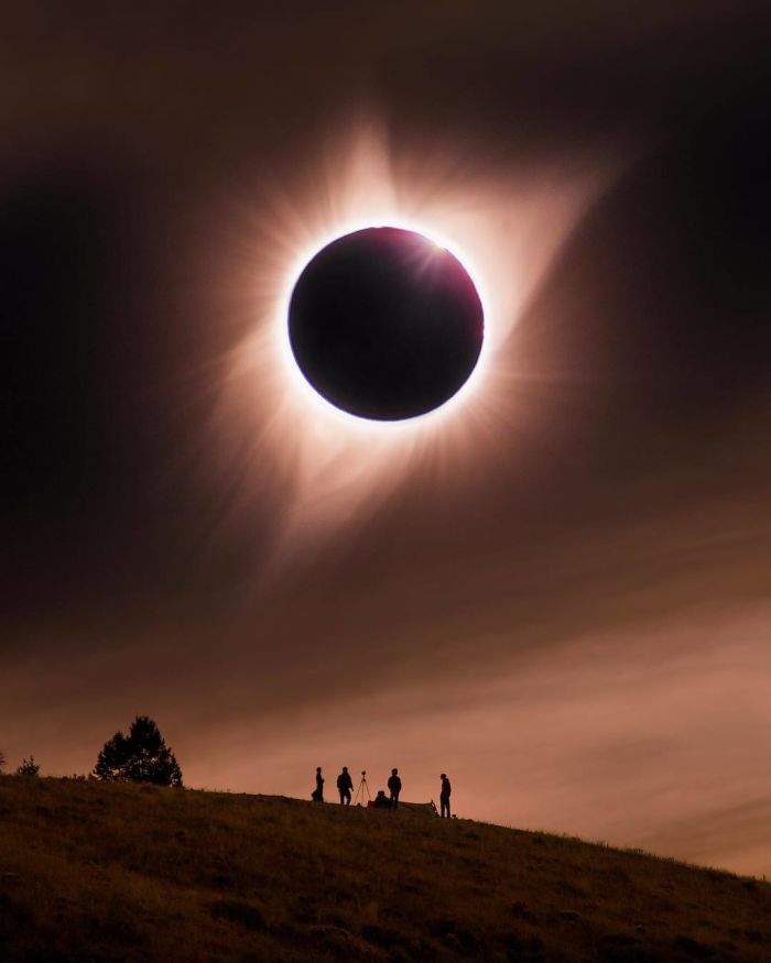 Usar gafas homologadas, evitar desplazamientos y protegerse del calor, consejos de la Generalitat para observar el eclipse de forma segura