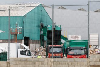 Hallan el cuerpo de un hombre en una planta de reciclaje tras un fatal accidente en un contenedor