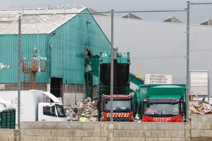 Hallan el cuerpo de un hombre en una planta de reciclaje tras un fatal accidente en un contenedor