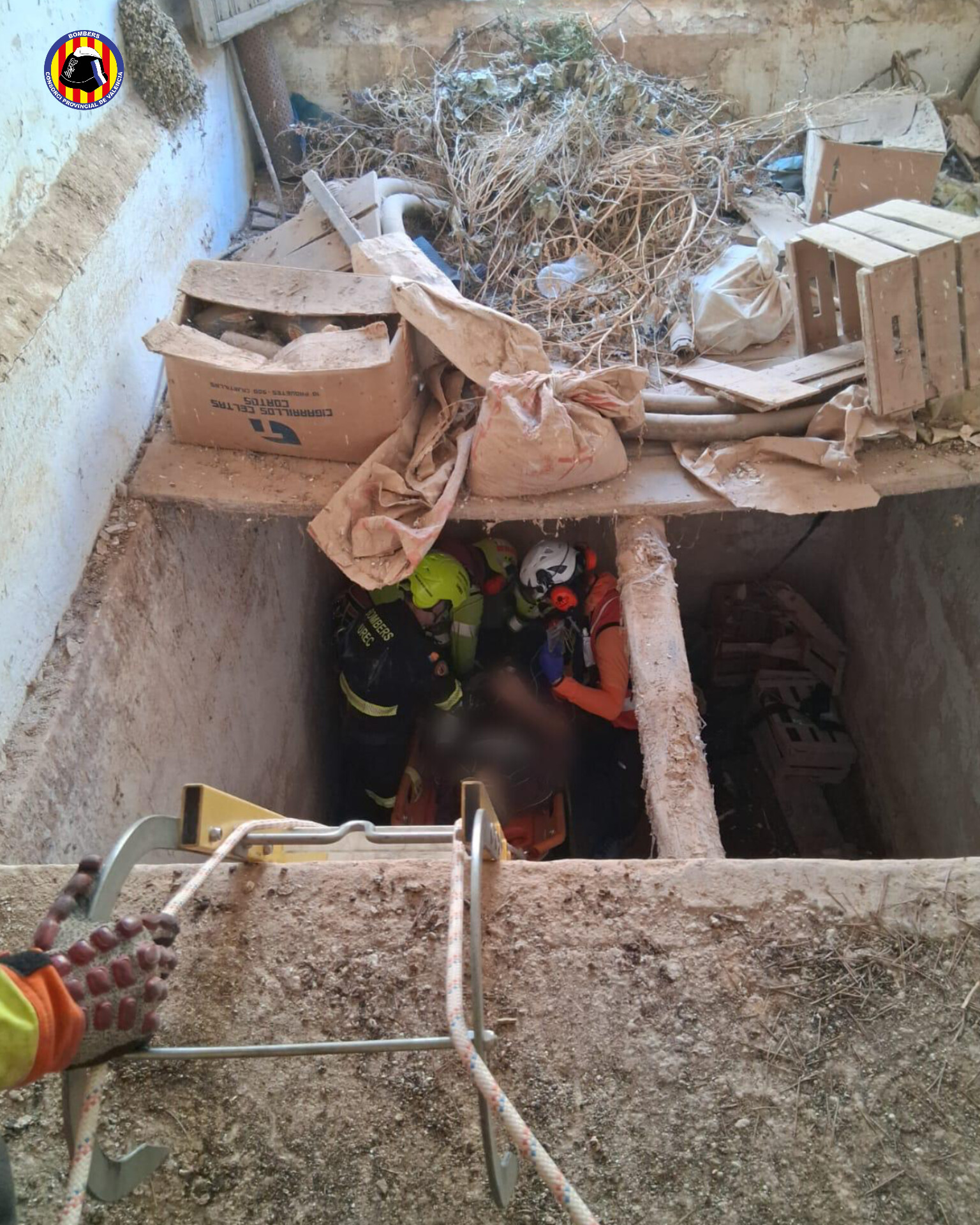 Els bombers mobilitzen un ampli dispositiu de rescat per a salvar una dona després de cedir el terra de casa seua a venta del moro