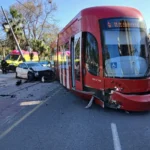 L'incompliment d'un semàfor en roig per part d'un turisme desencadena una col·lisió crítica en l'encreuament dels carrers Pintor Ferrandis i Doctor Lluch, suspenent el servei de Metrovalencia.