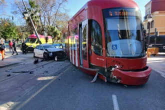 L'incompliment d'un semàfor en roig per part d'un turisme desencadena una col·lisió crítica en l'encreuament dels carrers Pintor Ferrandis i Doctor Lluch, suspenent el servei de Metrovalencia.