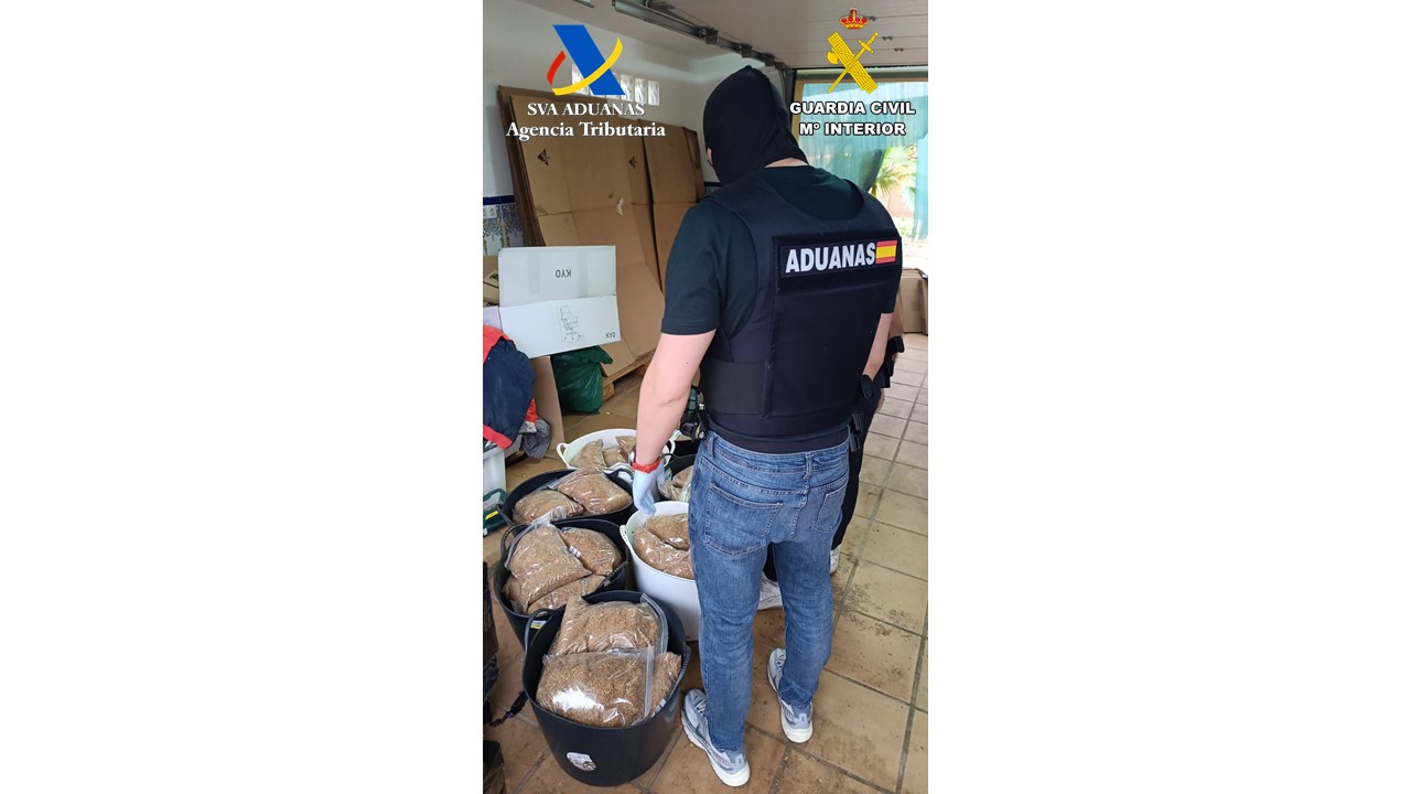 En l'operació s'han confiscat 157 quilos de picadura, una màquina de picar i estris per a la distribució i l'empaquetatge.