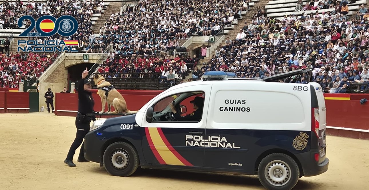 Més de 3.000 escolars vibren amb la gran exhibició de la Policia Nacional a la Plaça de Bous de València