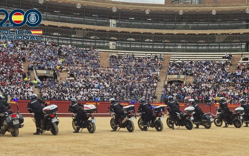 Més de 3.000 escolars vibren amb la gran exhibició de la Policia Nacional a la Plaça de Bous de València