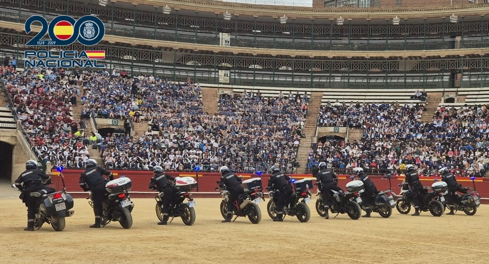 Més de 3.000 escolars vibren amb la gran exhibició de la Policia Nacional a la Plaça de Bous de València