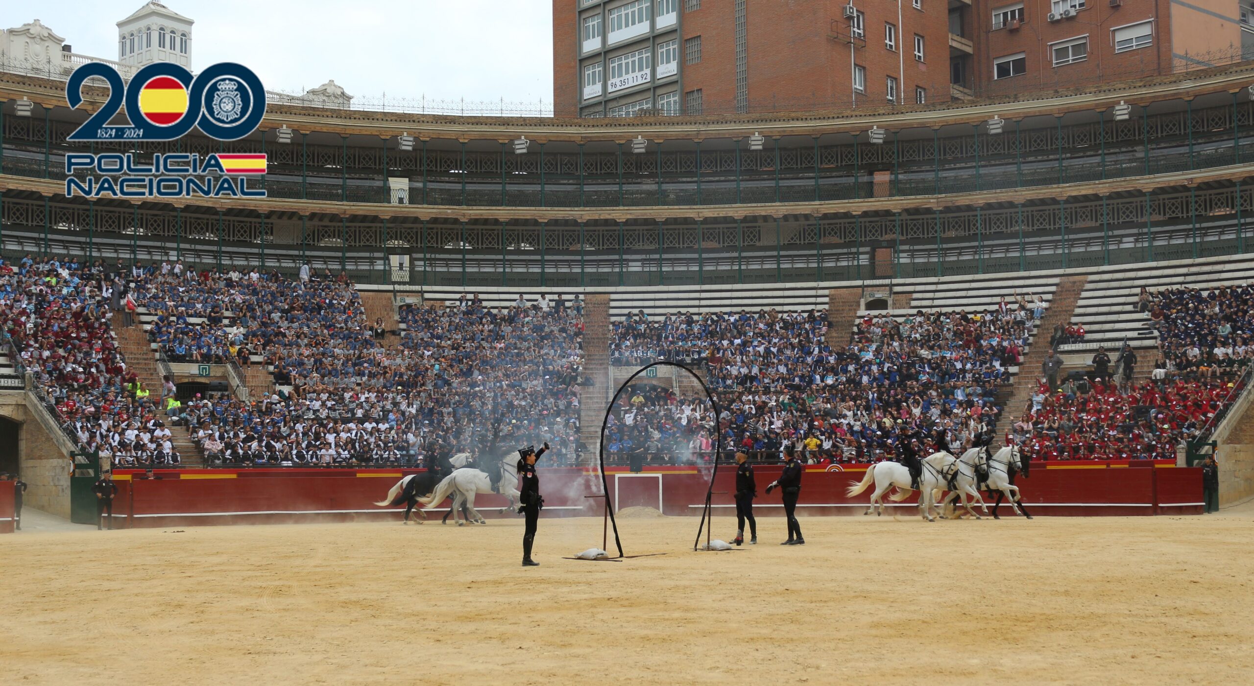 Més de 3.000 escolars vibren amb la gran exhibició de la Policia Nacional a la Plaça de Bous de València