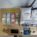 La Guàrdia Civil, en col·laboració amb la Policia Local de Benifaió, ha detingut un home de 28 anys que va protagonitzar una espectacular fugida amb 1.165 grams de cocaïna i més de 3.000 euros en efectiu. L'arrestat, de nacionalitat espanyola, és un intern del centre penitenciari de Picassent que es trobava en règim obert complint condemna per delictes de la mateixa naturalesa. Doble fugida: en vehicle i a peu Els fets es van originar el passat 11 d'abril, quan el sospitós es va donar a la fuga en detectar la presència d'una patrulla de la Policia Local de Benifaió. Immediatament es va coordinar un operatiu d'emergència en el qual van participar diverses unitats de la Guàrdia Civil per a encerclar i localitzar el vehicle escapolit. Una vegada localitzat el turisme, l'ocupant va abandonar el vehicle per iniciar una segona fugida, aquesta vegada corrent a peu. Tot i la seua resistència violenta cap als agents en el moment de la intercepció, finalment va poder ser immobilitzat i detingut. Substàncies i material intervingut En el registre minuciós del vehicle, els agents van trobar un paquet amb 1,16 quilos de cocaïna, així com una bàscula de precisió i diversos estris preparats per a la dosificació i venda individualitzada de la droga. A més, entre les pertinences de l'home es van confiscar 3.236 euros en efectiu, presumptament procedents del tràfic de substàncies. Situació judicial: retorn a presó Després de ser posat a disposició judicial en la Secció Civil i d'Instrucció del Tribunal de Carlet, l'autoritat ha decretat el seu ingrés immediat en presó. Al detingut se li imputen els següents delictes: Delicte contra la salut pública (tràfic de drogues). Resistència i desobediència greu a agent de l'autoritat. Atemptat contra agent de l'autoritat. L'actuació ha estat realitzada per agents del Puest Principal d'Almussafes en col·laboració amb la Policia Local de Benifaió.