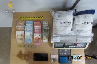 La Guàrdia Civil, en col·laboració amb la Policia Local de Benifaió, ha detingut un home de 28 anys que va protagonitzar una espectacular fugida amb 1.165 grams de cocaïna i més de 3.000 euros en efectiu. L'arrestat, de nacionalitat espanyola, és un intern del centre penitenciari de Picassent que es trobava en règim obert complint condemna per delictes de la mateixa naturalesa. Doble fugida: en vehicle i a peu Els fets es van originar el passat 11 d'abril, quan el sospitós es va donar a la fuga en detectar la presència d'una patrulla de la Policia Local de Benifaió. Immediatament es va coordinar un operatiu d'emergència en el qual van participar diverses unitats de la Guàrdia Civil per a encerclar i localitzar el vehicle escapolit. Una vegada localitzat el turisme, l'ocupant va abandonar el vehicle per iniciar una segona fugida, aquesta vegada corrent a peu. Tot i la seua resistència violenta cap als agents en el moment de la intercepció, finalment va poder ser immobilitzat i detingut. Substàncies i material intervingut En el registre minuciós del vehicle, els agents van trobar un paquet amb 1,16 quilos de cocaïna, així com una bàscula de precisió i diversos estris preparats per a la dosificació i venda individualitzada de la droga. A més, entre les pertinences de l'home es van confiscar 3.236 euros en efectiu, presumptament procedents del tràfic de substàncies. Situació judicial: retorn a presó Després de ser posat a disposició judicial en la Secció Civil i d'Instrucció del Tribunal de Carlet, l'autoritat ha decretat el seu ingrés immediat en presó. Al detingut se li imputen els següents delictes: Delicte contra la salut pública (tràfic de drogues). Resistència i desobediència greu a agent de l'autoritat. Atemptat contra agent de l'autoritat. L'actuació ha estat realitzada per agents del Puest Principal d'Almussafes en col·laboració amb la Policia Local de Benifaió.