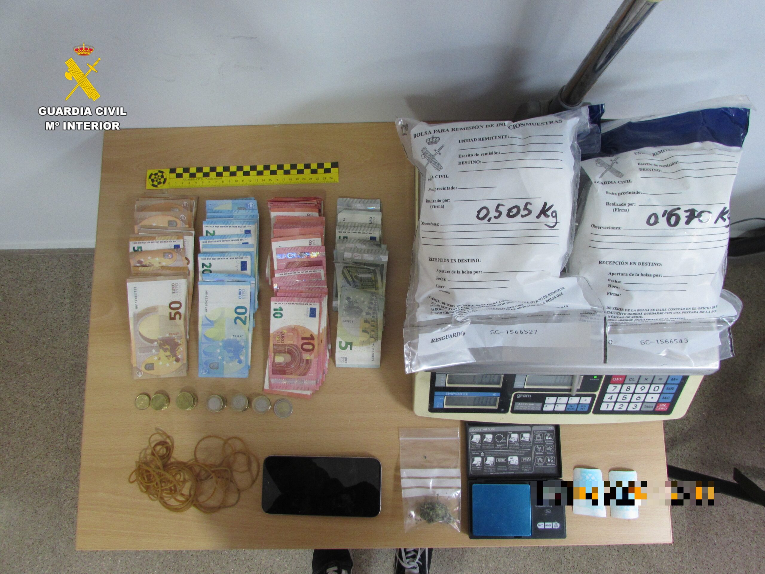 La Guàrdia Civil, en col·laboració amb la Policia Local de Benifaió, ha detingut un home de 28 anys que va protagonitzar una espectacular fugida amb 1.165 grams de cocaïna i més de 3.000 euros en efectiu. L'arrestat, de nacionalitat espanyola, és un intern del centre penitenciari de Picassent que es trobava en règim obert complint condemna per delictes de la mateixa naturalesa. Doble fugida: en vehicle i a peu Els fets es van originar el passat 11 d'abril, quan el sospitós es va donar a la fuga en detectar la presència d'una patrulla de la Policia Local de Benifaió. Immediatament es va coordinar un operatiu d'emergència en el qual van participar diverses unitats de la Guàrdia Civil per a encerclar i localitzar el vehicle escapolit. Una vegada localitzat el turisme, l'ocupant va abandonar el vehicle per iniciar una segona fugida, aquesta vegada corrent a peu. Tot i la seua resistència violenta cap als agents en el moment de la intercepció, finalment va poder ser immobilitzat i detingut. Substàncies i material intervingut En el registre minuciós del vehicle, els agents van trobar un paquet amb 1,16 quilos de cocaïna, així com una bàscula de precisió i diversos estris preparats per a la dosificació i venda individualitzada de la droga. A més, entre les pertinences de l'home es van confiscar 3.236 euros en efectiu, presumptament procedents del tràfic de substàncies. Situació judicial: retorn a presó Després de ser posat a disposició judicial en la Secció Civil i d'Instrucció del Tribunal de Carlet, l'autoritat ha decretat el seu ingrés immediat en presó. Al detingut se li imputen els següents delictes: Delicte contra la salut pública (tràfic de drogues). Resistència i desobediència greu a agent de l'autoritat. Atemptat contra agent de l'autoritat. L'actuació ha estat realitzada per agents del Puest Principal d'Almussafes en col·laboració amb la Policia Local de Benifaió.
