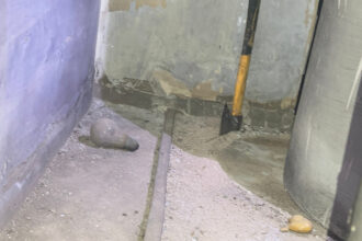 La Guàrdia Civil de València, en col·laboració amb la Policia Local de Bétera, ha detingut un home de 42 anys i nacionalitat espanyola com a presumpte autor d'un delicte d'homicidi en grau de temptativa. Els fets van ocórrer la matinada del passat 15 d'abril, al voltant de les 02:00 hores, quan la Central Operativa de Servicis va rebre l'avís d'un ciutadà sobre la presència d'un home ferit en un carrer de la localitat. En arribar al lloc, els agents van trobar la víctima en estat de xoc, estesa a terra i amb ferides greus provocades, suposadament, per una destral. Segons la investigació i els testimonis recollits, l'agressor va fugir a peu després d'una forta discussió i es va refugiar en un antic saló abandonat de 2.500 metres quadrats. El desplegament operatiu conjunt entre la Guàrdia Civil i la Policia Local va permetre localitzar en una de les estances un individu que coincidia plenament amb la descripció física facilitada: complexió corpulenta, cabell rapat, barba i vestimenta fosca amb desgarros característics. Malgrat que el sospitós va negar els fets al·legant que estava dormint, els agents van inspeccionar el recinte i van trobar la destral utilitzada en l'atac oculta en un altell de difícil accés, protegida darrere de bidons de formigó. L'arma ha sigut entregada al servici de criminalística per a la seua anàlisi. La detenció es va fer efectiva a les 03:30 hores i les diligències han sigut entregades en la Secció Civil i d'Instrucció del Tribunal de Llíria, número 5.
