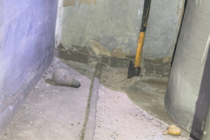 La Guàrdia Civil de València, en col·laboració amb la Policia Local de Bétera, ha detingut un home de 42 anys i nacionalitat espanyola com a presumpte autor d'un delicte d'homicidi en grau de temptativa. Els fets van ocórrer la matinada del passat 15 d'abril, al voltant de les 02:00 hores, quan la Central Operativa de Servicis va rebre l'avís d'un ciutadà sobre la presència d'un home ferit en un carrer de la localitat. En arribar al lloc, els agents van trobar la víctima en estat de xoc, estesa a terra i amb ferides greus provocades, suposadament, per una destral. Segons la investigació i els testimonis recollits, l'agressor va fugir a peu després d'una forta discussió i es va refugiar en un antic saló abandonat de 2.500 metres quadrats. El desplegament operatiu conjunt entre la Guàrdia Civil i la Policia Local va permetre localitzar en una de les estances un individu que coincidia plenament amb la descripció física facilitada: complexió corpulenta, cabell rapat, barba i vestimenta fosca amb desgarros característics. Malgrat que el sospitós va negar els fets al·legant que estava dormint, els agents van inspeccionar el recinte i van trobar la destral utilitzada en l'atac oculta en un altell de difícil accés, protegida darrere de bidons de formigó. L'arma ha sigut entregada al servici de criminalística per a la seua anàlisi. La detenció es va fer efectiva a les 03:30 hores i les diligències han sigut entregades en la Secció Civil i d'Instrucció del Tribunal de Llíria, número 5.