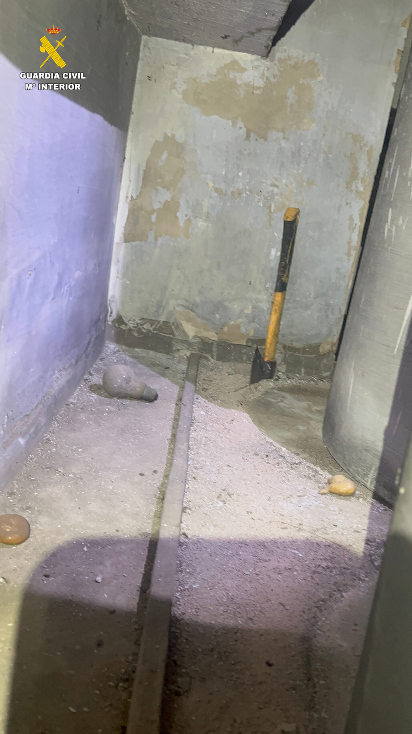 La Guàrdia Civil de València, en col·laboració amb la Policia Local de Bétera, ha detingut un home de 42 anys i nacionalitat espanyola com a presumpte autor d'un delicte d'homicidi en grau de temptativa. Els fets van ocórrer la matinada del passat 15 d'abril, al voltant de les 02:00 hores, quan la Central Operativa de Servicis va rebre l'avís d'un ciutadà sobre la presència d'un home ferit en un carrer de la localitat. En arribar al lloc, els agents van trobar la víctima en estat de xoc, estesa a terra i amb ferides greus provocades, suposadament, per una destral. Segons la investigació i els testimonis recollits, l'agressor va fugir a peu després d'una forta discussió i es va refugiar en un antic saló abandonat de 2.500 metres quadrats. El desplegament operatiu conjunt entre la Guàrdia Civil i la Policia Local va permetre localitzar en una de les estances un individu que coincidia plenament amb la descripció física facilitada: complexió corpulenta, cabell rapat, barba i vestimenta fosca amb desgarros característics. Malgrat que el sospitós va negar els fets al·legant que estava dormint, els agents van inspeccionar el recinte i van trobar la destral utilitzada en l'atac oculta en un altell de difícil accés, protegida darrere de bidons de formigó. L'arma ha sigut entregada al servici de criminalística per a la seua anàlisi. La detenció es va fer efectiva a les 03:30 hores i les diligències han sigut entregades en la Secció Civil i d'Instrucció del Tribunal de Llíria, número 5.
