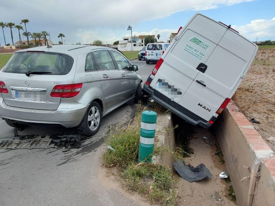 La imprudència al volant provoca dos accidents consecutius a l'horta d'Alboraia