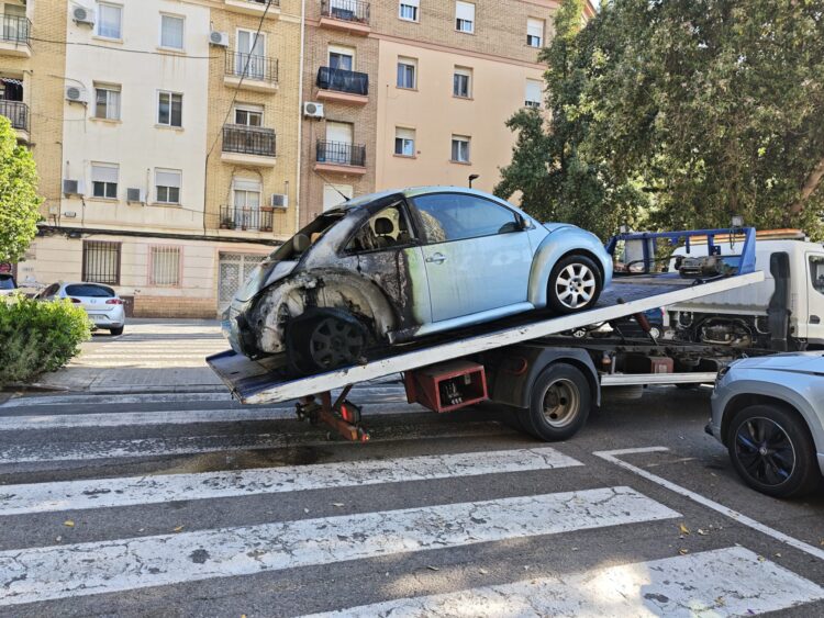 Tres cotxes calcinats de matinada al carrer Molinell
