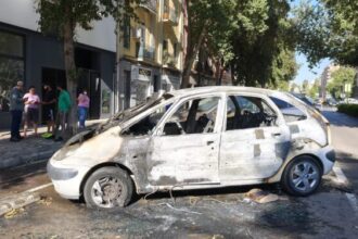 Tres cotxes calcinats de matinada al carrer Molinell