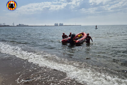 Els bombers i Salvament Marítim rescaten il·lesos els dos ocupants d'un hidroavió accidentat a Sagunt durant unes pràctiques d'amaratge