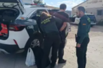 Ací tens la nota de prensa redactada en valencià amb l'estructura de piràmide invertida i seguint la teua petició de titulars d'una sola frase: La Guàrdia Civil deté tres homes a Ademús per robar una tona de cable de coure de línies telefòniques