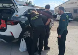 Ací tens la nota de prensa redactada en valencià amb l'estructura de piràmide invertida i seguint la teua petició de titulars d'una sola frase: La Guàrdia Civil deté tres homes a Ademús per robar una tona de cable de coure de línies telefòniques