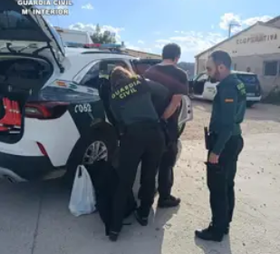Ací tens la nota de prensa redactada en valencià amb l'estructura de piràmide invertida i seguint la teua petició de titulars d'una sola frase: La Guàrdia Civil deté tres homes a Ademús per robar una tona de cable de coure de línies telefòniques