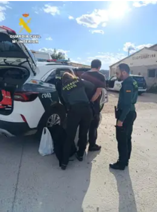 Ací tens la nota de prensa redactada en valencià amb l'estructura de piràmide invertida i seguint la teua petició de titulars d'una sola frase: La Guàrdia Civil deté tres homes a Ademús per robar una tona de cable de coure de línies telefòniques
