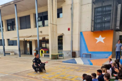 La Policía Local de Sedaví promueve la prevención del acoso escolar en los colegios con su unidad canina