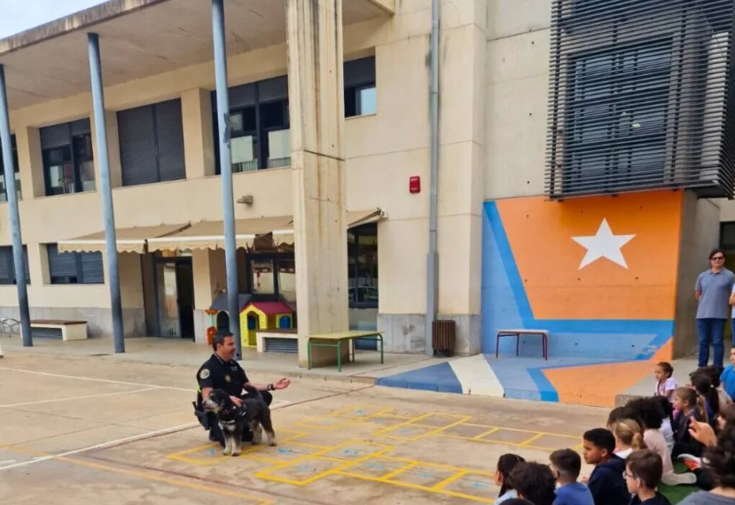 La Policía Local de Sedaví promueve la prevención del acoso escolar en los colegios con su unidad canina