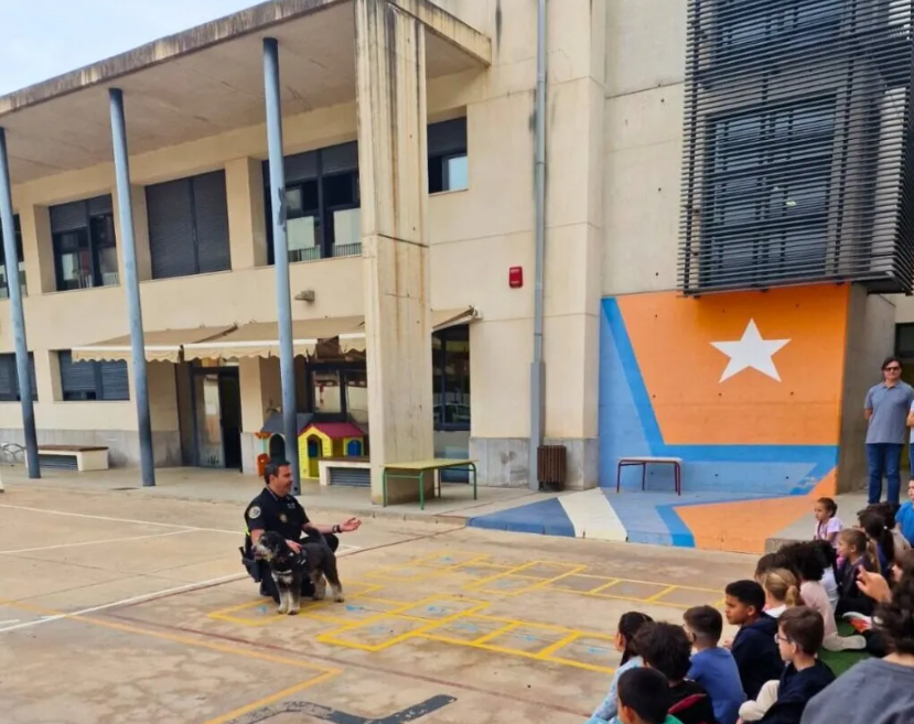La Policía Local de Sedaví promueve la prevención del acoso escolar en los colegios con su unidad canina