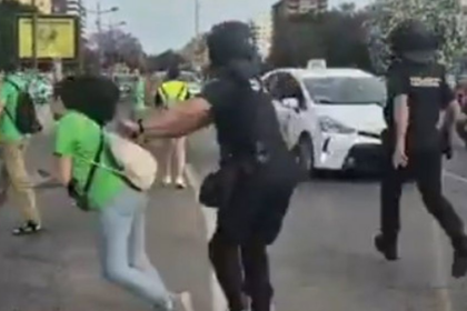 Agresión policial a una docente en Valencia: Sindicatos denuncian y la Delegación del Gobierno ha abierto una investigación