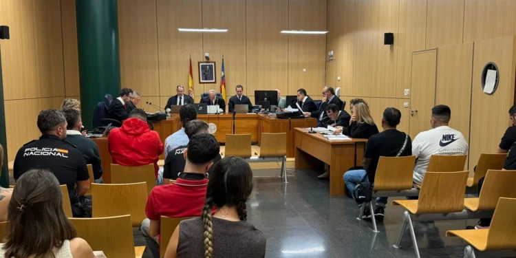 Comienza el juicio por una presunta violación grupal con sumisión química en Cullera.