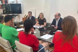 Màxima tensió a Educació: càrregues policials, col·lapse de Pío XII i tancament sindical a la Conselleria