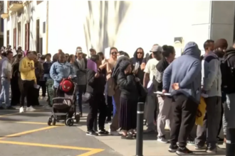 desenes de migrants acollits a guardamar del segura es concentren per a exigir la regularització de la seua situació administrativa