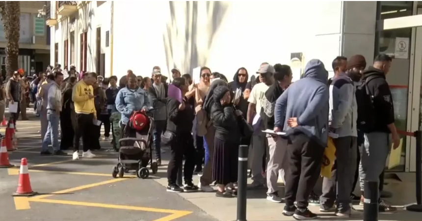 desenes de migrants acollits a guardamar del segura es concentren per a exigir la regularització de la seua situació administrativa