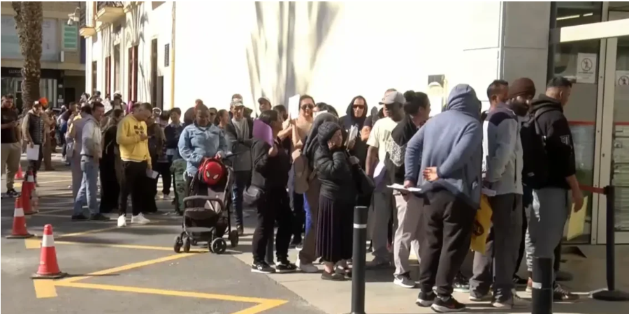 desenes de migrants acollits a guardamar del segura es concentren per a exigir la regularització de la seua situació administrativa