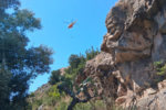 Els bombers rescaten el cadàver d'un home en una zona rocosa i de difícil accés en l'entorn del castell de Sagunt