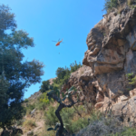 Els bombers rescaten el cadàver d'un home en una zona rocosa i de difícil accés en l'entorn del castell de Sagunt