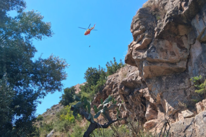 Els bombers rescaten el cadàver d'un home en una zona rocosa i de difícil accés en l'entorn del castell de Sagunt
