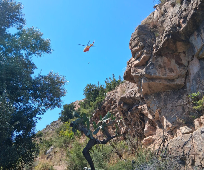 Els bombers rescaten el cadàver d'un home en una zona rocosa i de difícil accés en l'entorn del castell de Sagunt