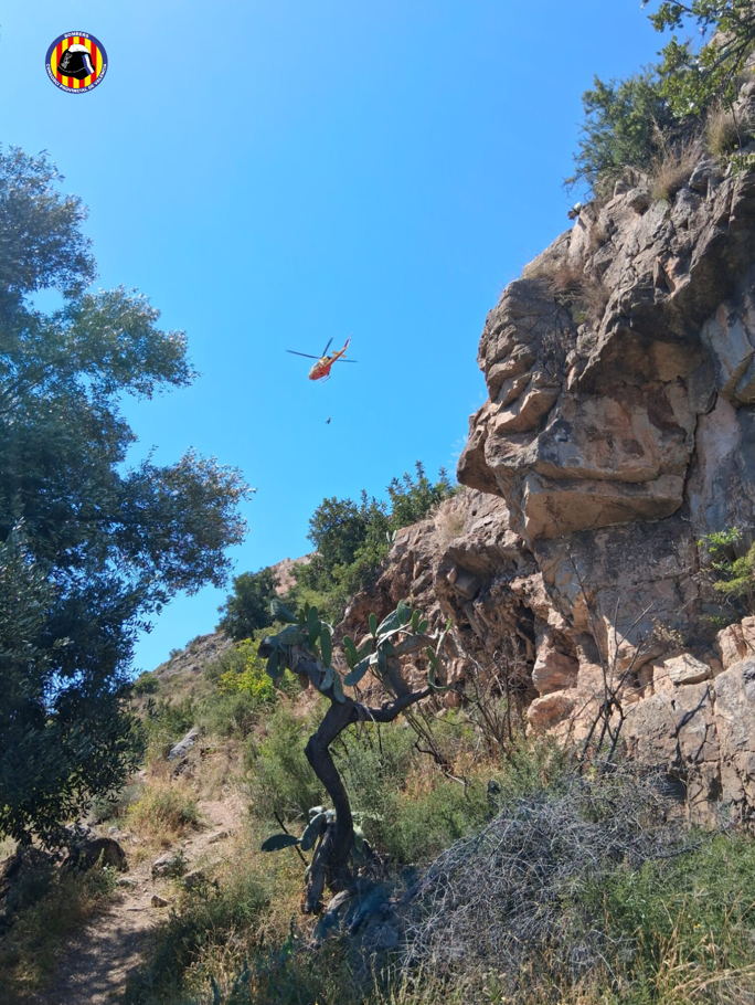 Els bombers rescaten el cadàver d'un home en una zona rocosa i de difícil accés en l'entorn del castell de Sagunt