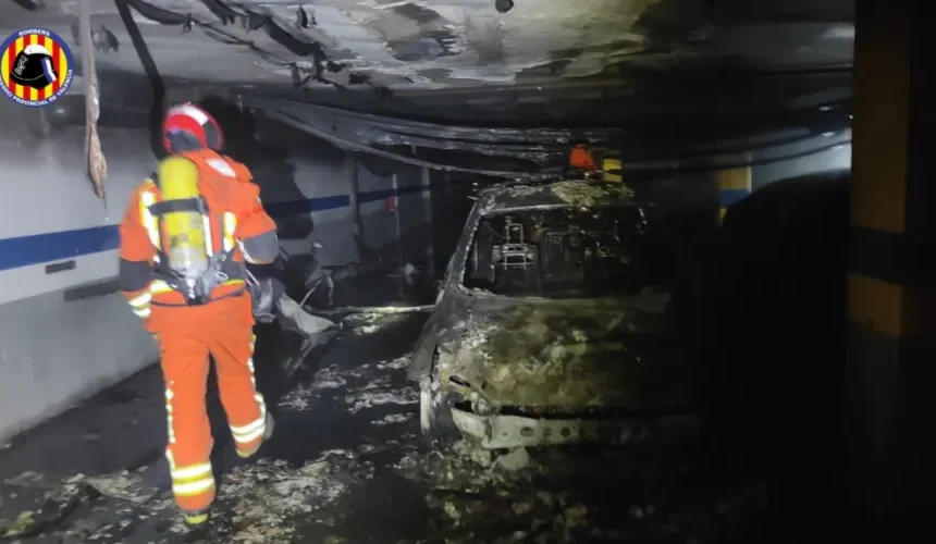 Un incendi en un garatge soterrani de Silla mobilitza tres parcs de bombers i afecta dos vehicles
