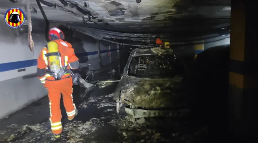 Un incendi en un garatge soterrani de Silla mobilitza tres parcs de bombers i afecta dos vehicles