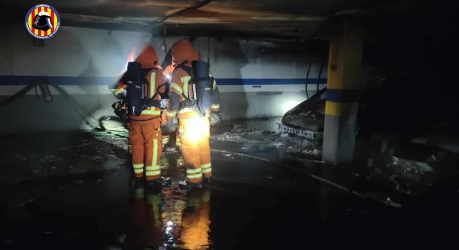 Un incendi en un garatge soterrani de Silla mobilitza tres parcs de bombers i afecta dos vehicles