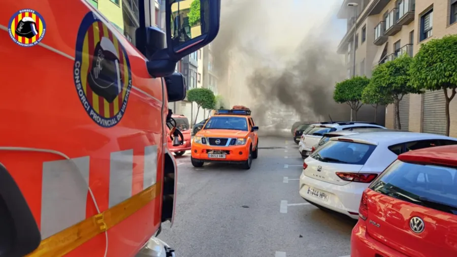 Un incendi en un garatge soterrani de Silla mobilitza tres parcs de bombers i afecta dos vehicles