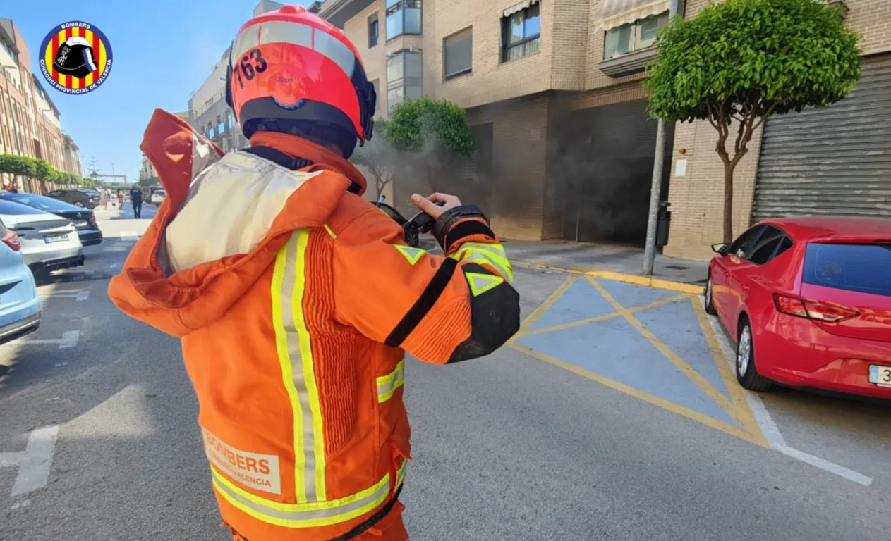 Un incendi en un garatge soterrani de Silla mobilitza tres parcs de bombers i afecta dos vehicles