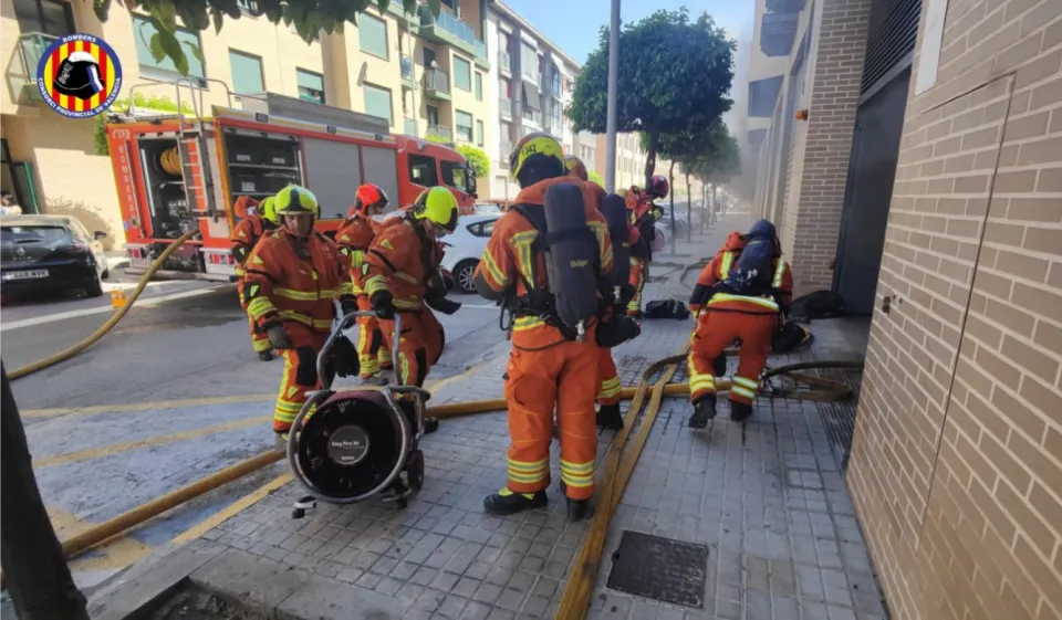 Un incendi en un garatge soterrani de Silla mobilitza tres parcs de bombers i afecta dos vehicles
