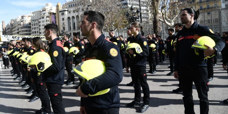 València aprova 43 noves places de comandament per a reforçar el cos municipal de bombers