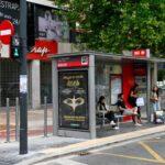 Valencia estrena mamparas de cristal y señalización inteligente en paradas de la EMT para blindar la seguridad de los peatones frente a los carriles bici